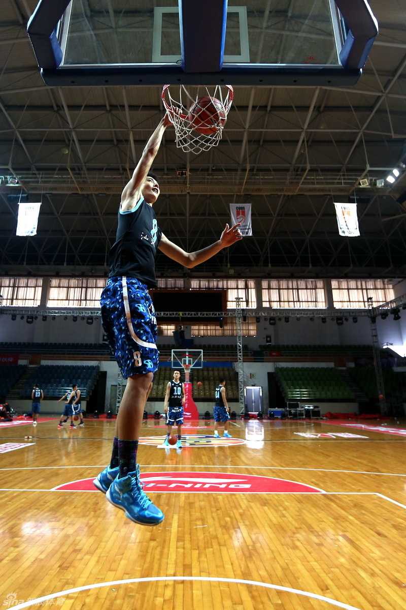 比赛结束后，广东工业大学全队集结在场地中央进行大合影，每个人脸上都洋溢着胜利的喜悦