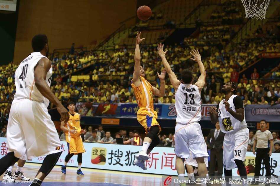 张春军在场边全神贯注观战，仿佛正在脑海中与场上球员并肩作战，思考破解之策