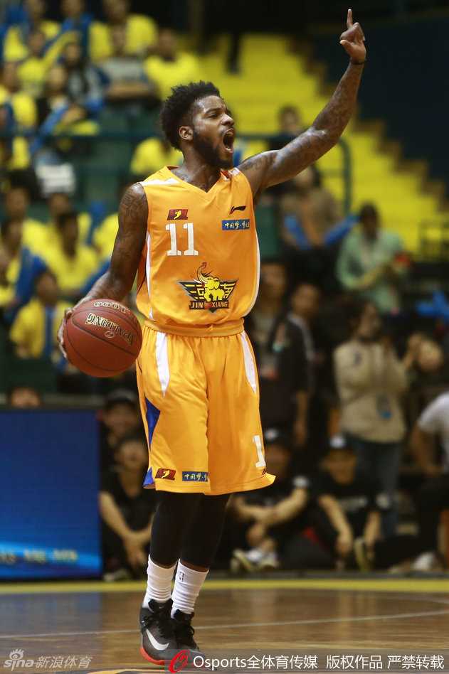 组织核心犹如利刃出鞘，巧妙击穿防线送出精妙传球，瞬间点燃全场进攻烽火