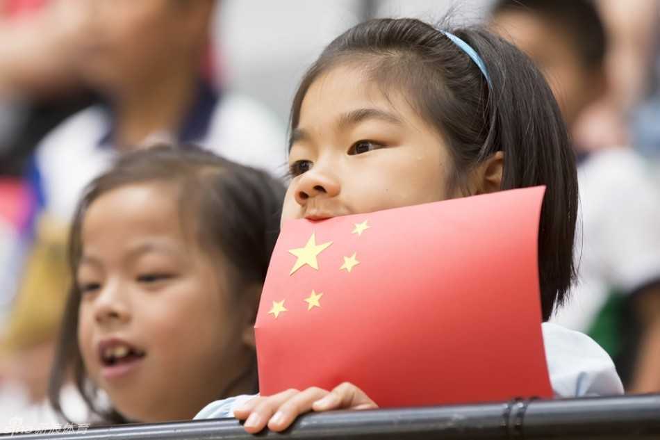 看台上，一位年幼的中国小球迷眼中含泪，脸上写满了对比赛结果的不甘与失望，令人动容