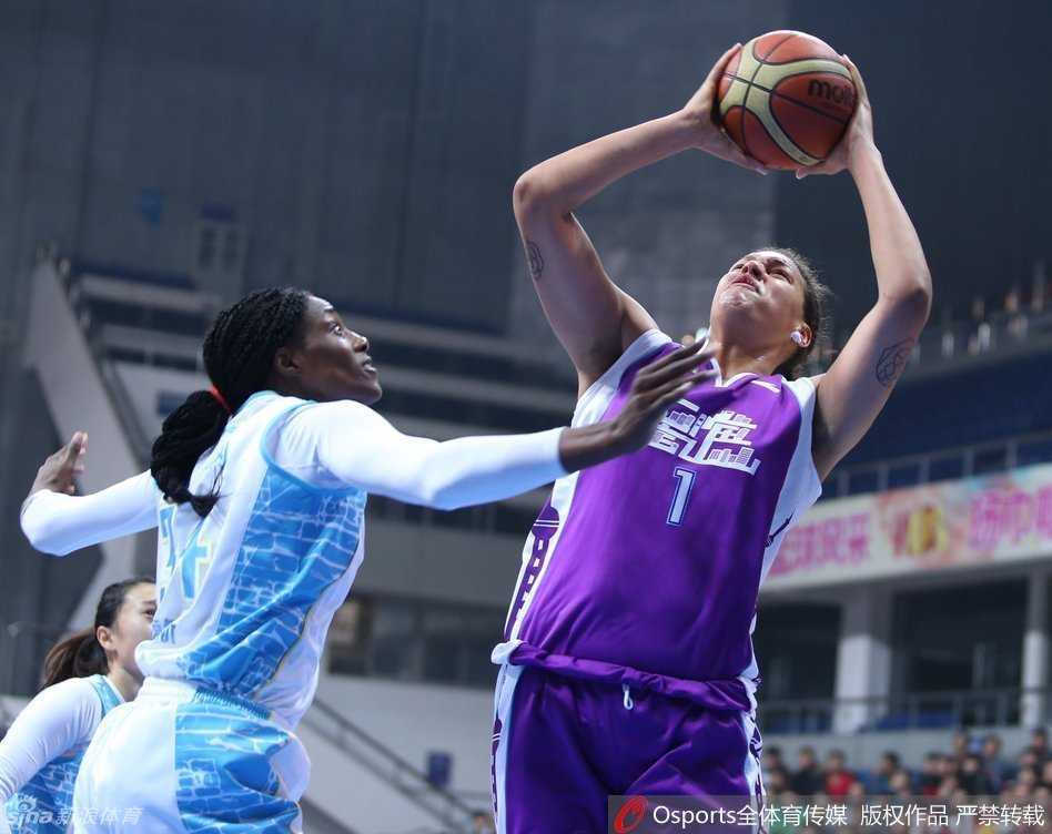 坎贝奇在两名北京队球员的合围下，依然高举高打，完成霸气的篮下终结