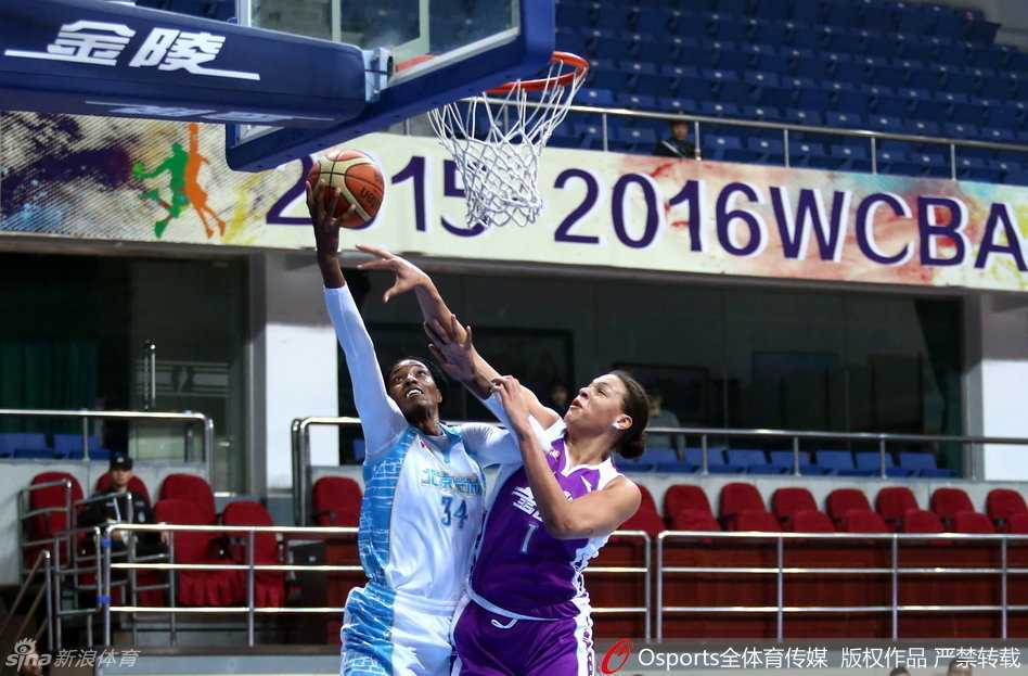 北京队外援福尔斯与上海队坎贝奇在内线激烈卡位，肌肉碰撞的瞬间力量感十足