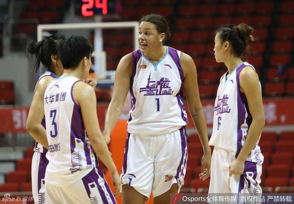 沈部女篮队员赵爽如同灵动的闪电，加速突破新疆队的防线，冲向禁区。