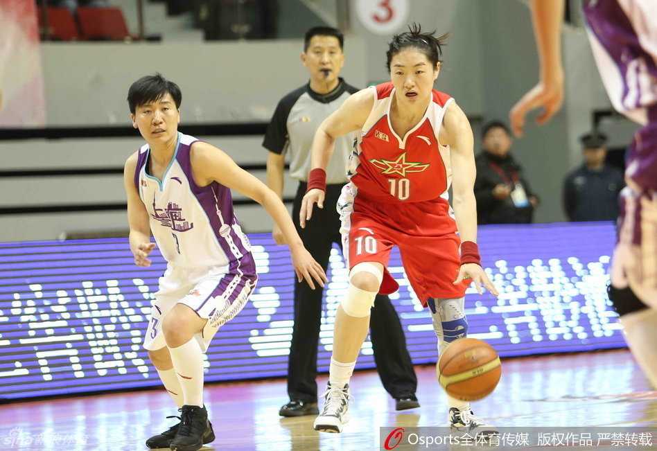 后卫如利刃般持球突破防守，瞬间撕裂对方防线，直杀篮下