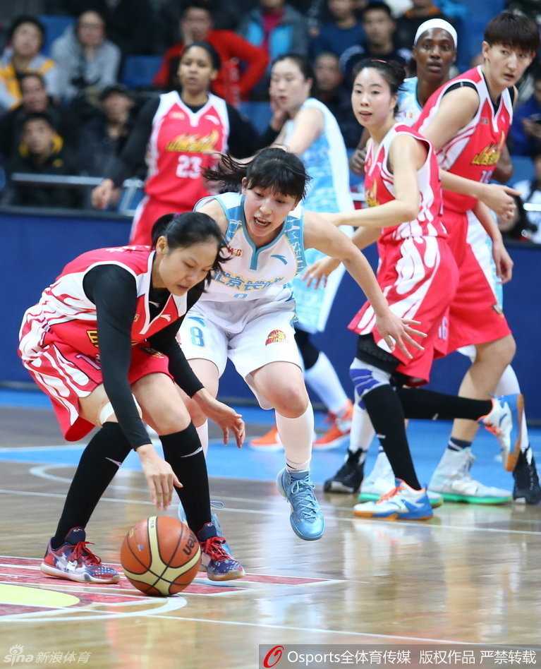 持球队员巧妙突破传球，皮球穿越防守直达内线空当位置