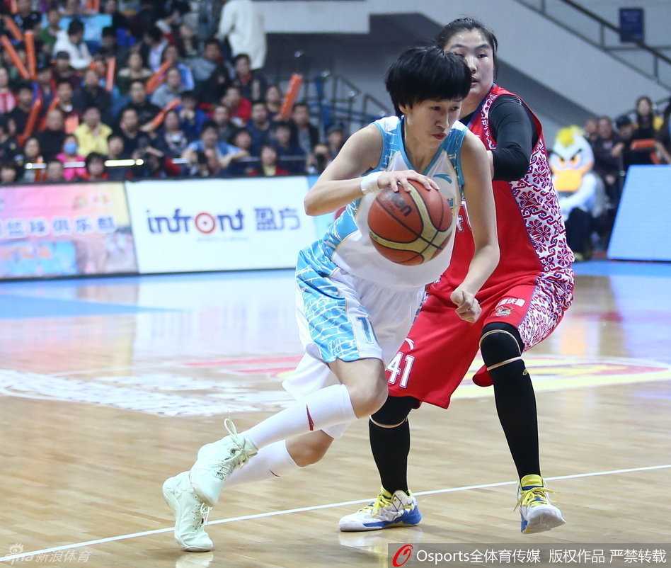 老将孙晓雨空切跳投，动作舒展尽显锋线核心风采