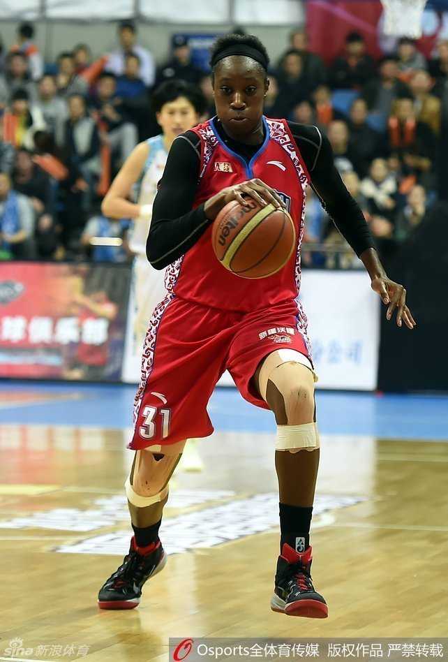 北京女篮外援福尔斯背身单打，凭借强壮身体碾压内线