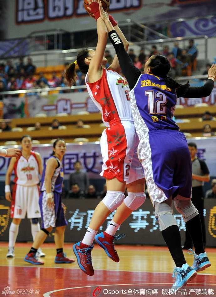 杨力维在外线觅得良机，三分线外拔地而起，篮球在空中划过一道彩虹般的完美弧线直钻网窝。