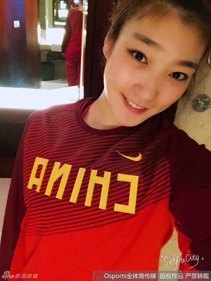 身披国家队战袍的李梦在场下休息时，对着镜头比出可爱的剪刀手，眼神中透露出小姑娘般的清澈与俏皮，与赛场上的霸气判若两人。