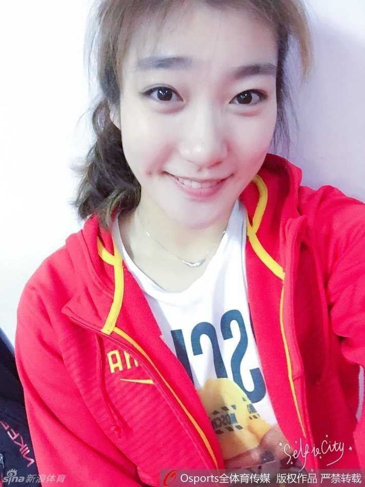 阳光洒在李梦灿烂的笑脸上，她身穿可爱的卡通T恤，双手比出胜利的手势，整个画面洋溢着青春活力的气息，让人感受到这位女篮国宝私下里的阳光与亲和。