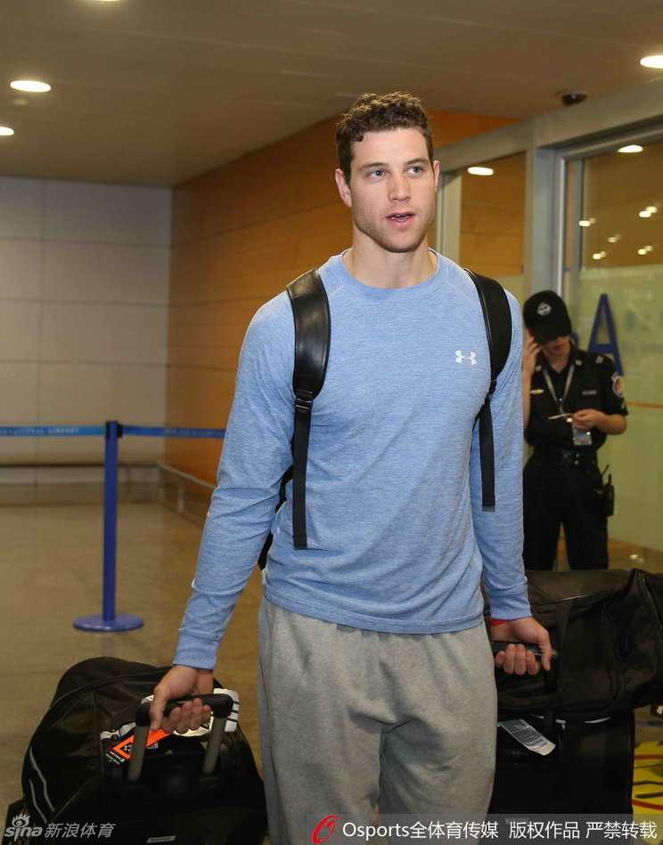 走出到达口后，弗雷戴特手中紧紧握着上海队的球帽，身后的行李车满载行囊，他迈步向前的姿态坚定有力，仿佛一个即将征服新大陆的探险家。