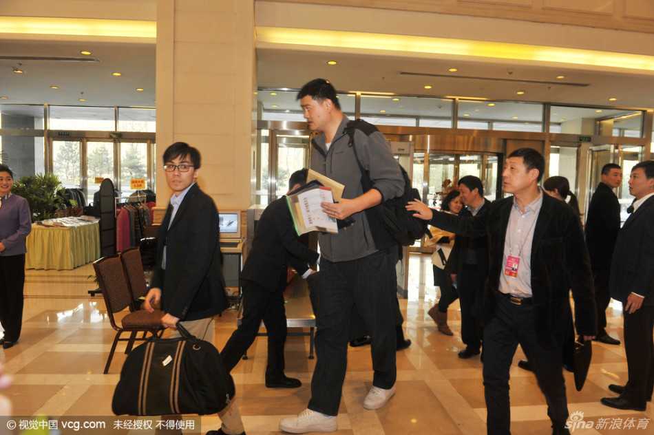 在小组讨论现场，姚明微微低头，认真倾听身旁另一位委员的发言。即使坐着，他的姿态也谦逊而专注，与身旁的委员形成了饶有趣味的“最萌身高差”。