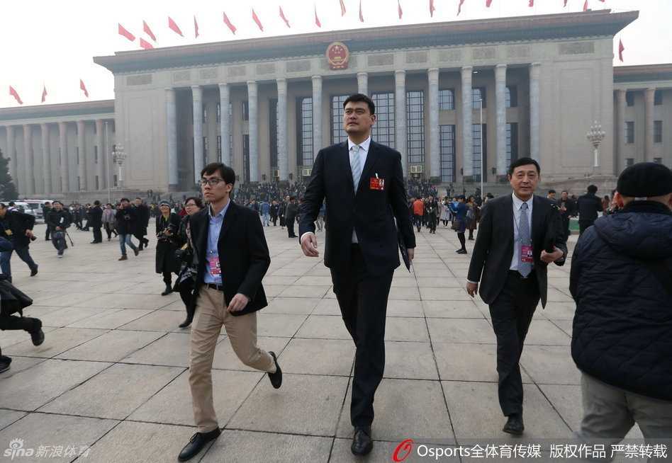 在人群攒动的人民大会堂东门外台阶上，姚明那高出不止一头的挺拔身影格外醒目，宛如一座移动的灯塔，瞬间吸引了现场所有记者的镜头。