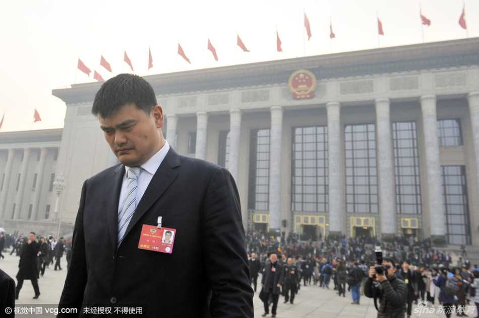 在人民大会堂的穹顶之下，姚明独自走过长廊。逆光中，他的身影被拉得格外长，仿佛在诉说着中国体育改革之路的深远与漫长。