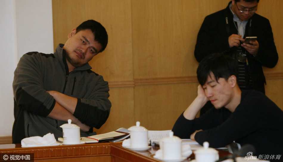 姚明和刘翔在政协会议间隙交谈，两人表情轻松，一个是篮坛巨人，一个是跨栏飞人，构成两会经典画面。