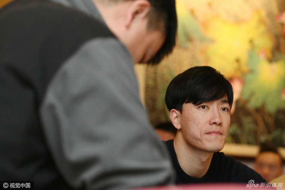 刘翔在会议间隙认真思考，作为曾经的顶级运动员，他对青少年体育教育的缺失感触颇深。