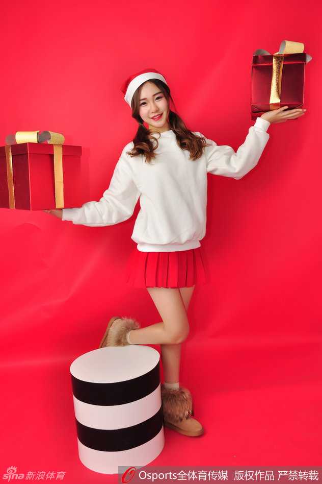 修长美腿与雪白短裙相映，写真中的篮球宝贝在圣诞背景下绽放青春光彩