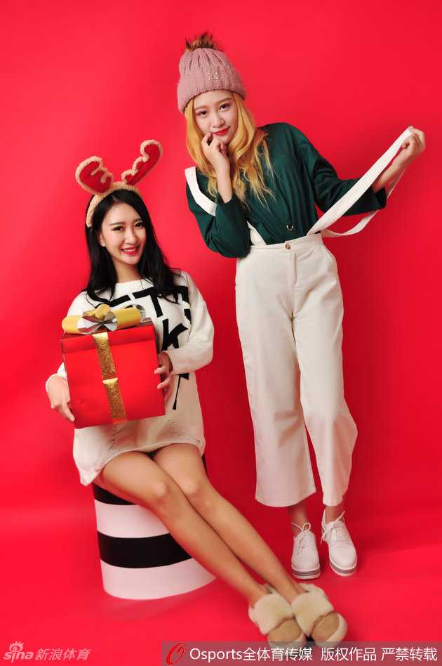 圣诞树旁，山东篮球宝贝集体亮相，用灿烂笑容为寒冷冬日注入无限暖意