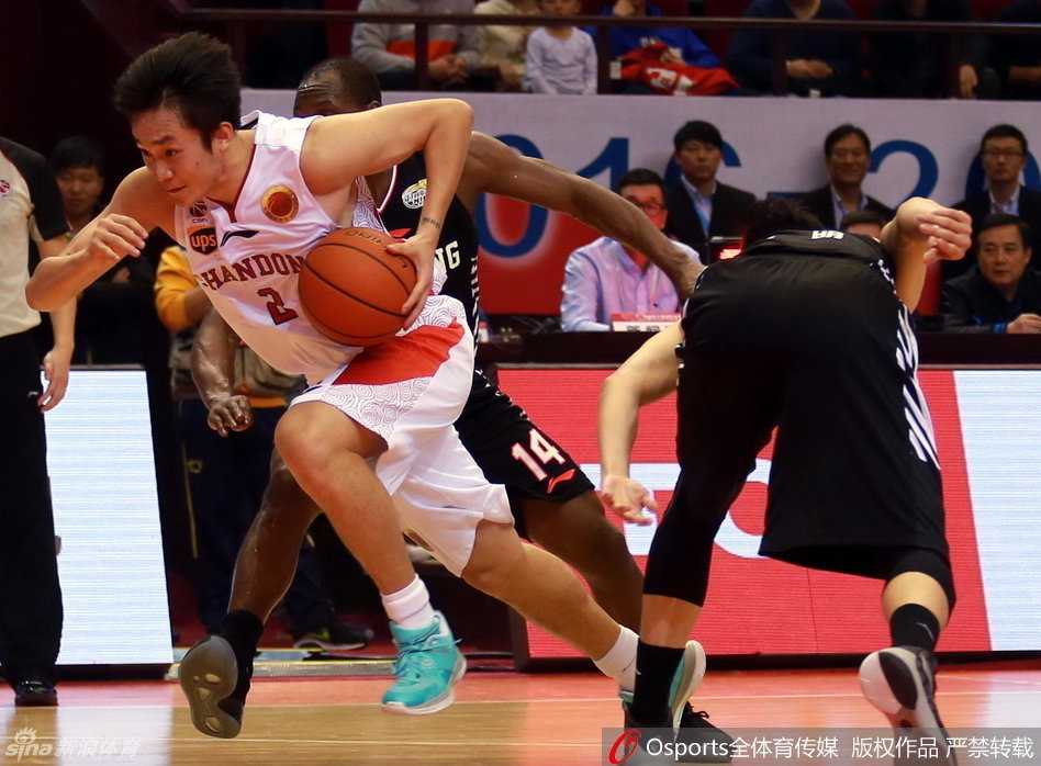 丁彦雨航如同利刃出鞘，瞬间加速摆脱防守，眼神中满是必胜的决心