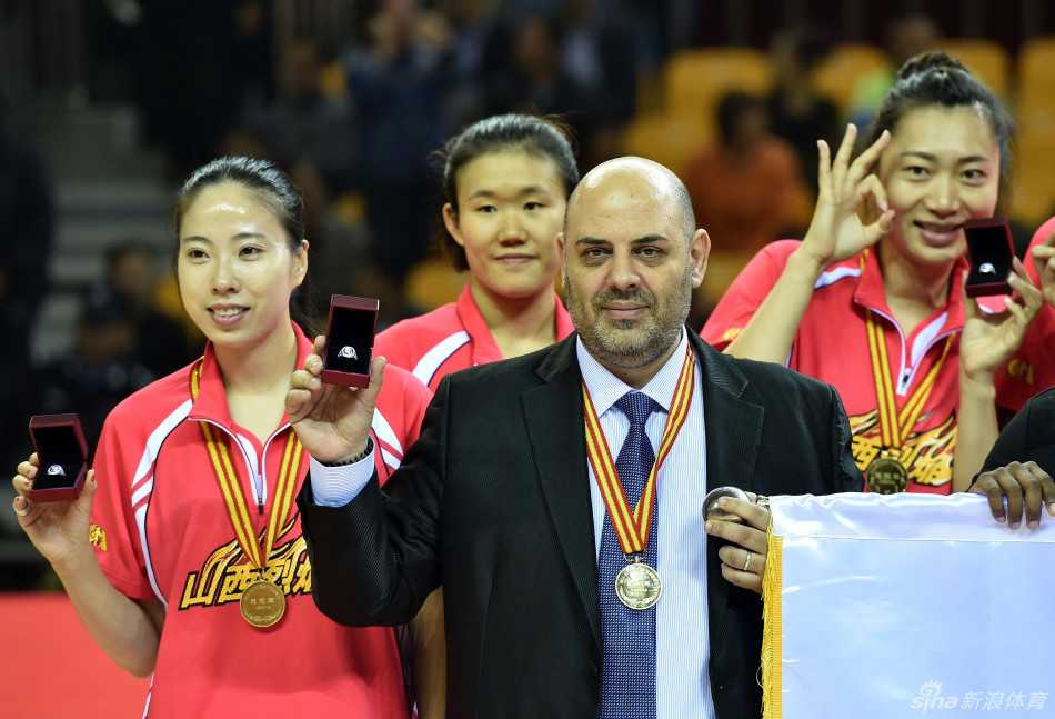 球场上空，崭新的第三面总冠军旗帜缓缓升起，与另外两面旗帜并肩高悬，无声地诉说着这支球队三年来的辉煌征程。