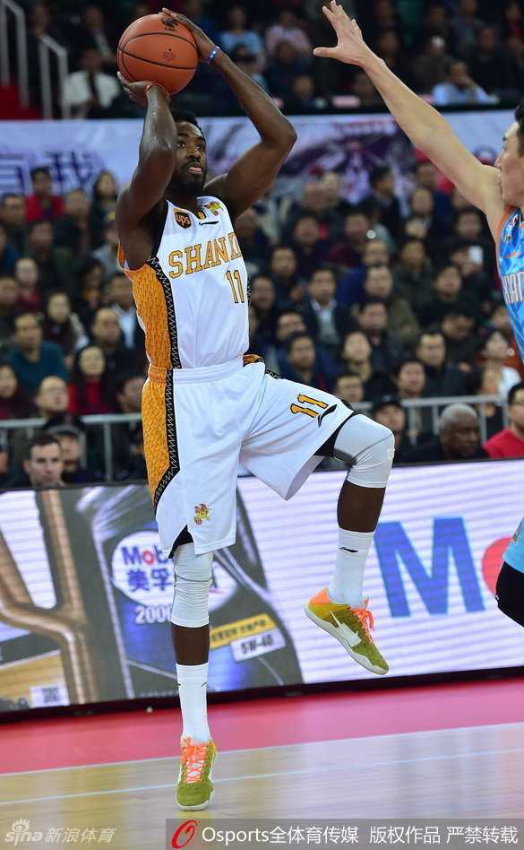 面对新疆队遮天蔽日的防守，山西球员依然选择强行突破篮下，身体在对抗中失去平衡，却仍试图将球送入篮筐。