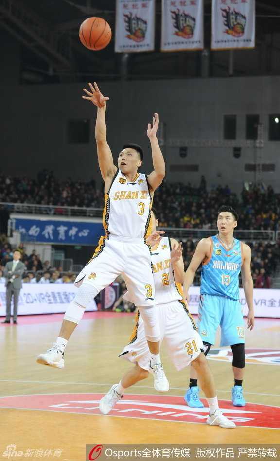 山西队的神射手原帅在三分线外果断出手，篮球应声入网，他的精准投射是球队紧咬比分的关键武器。