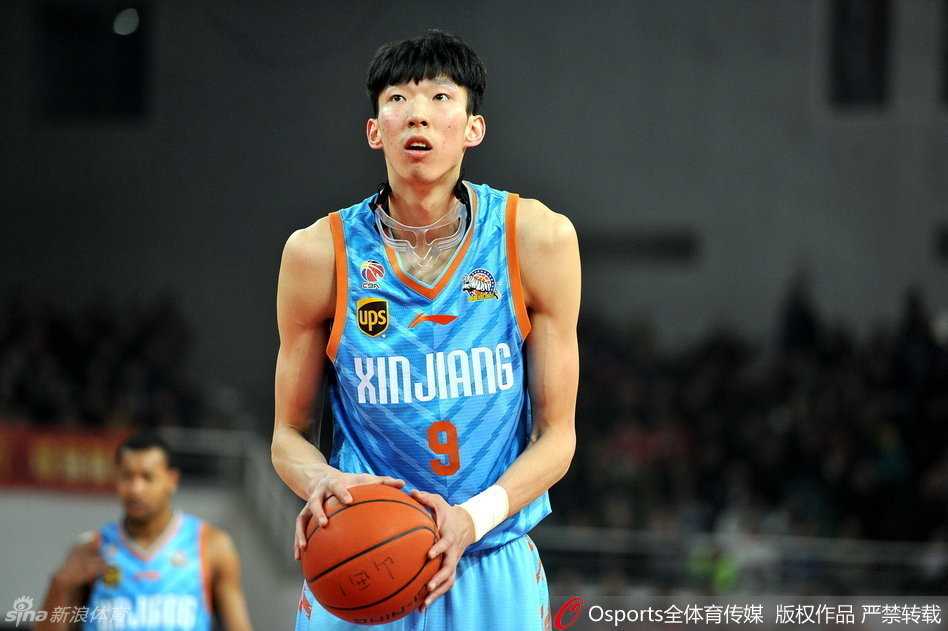 山西队外援富兰克林在新疆队严密的包夹防守下，如闪电般撕裂防线，高高跃起完成单手战斧暴扣，点燃了全场球迷的热情。