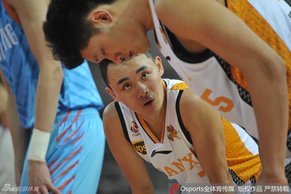 终场哨响，山西男篮主场力克强敌，全体球员在场地中央围成一圈，高举双臂，尽情庆祝这场来之不易的胜利，每个人的脸上都洋溢着喜悦。