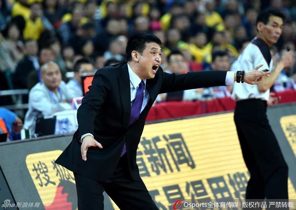 富兰克林面对吉喆的封盖强行上篮，身体在空中扭曲成弓形，这一球展现了他本场无人可挡的得分爆炸力。