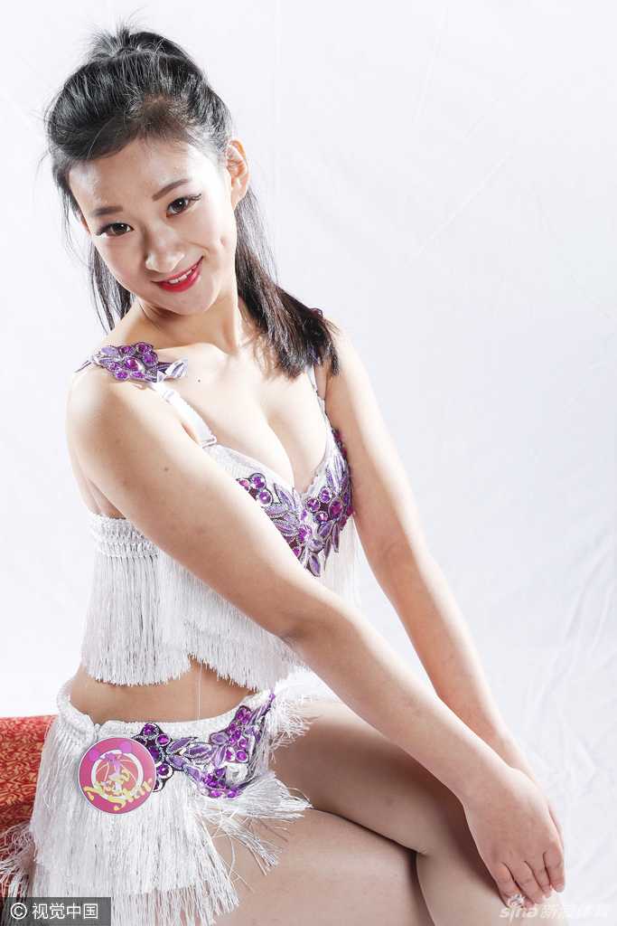 太原写真现场，姑娘们整齐划一的动作背后，是无数次排练的汗水与对舞台的敬畏。