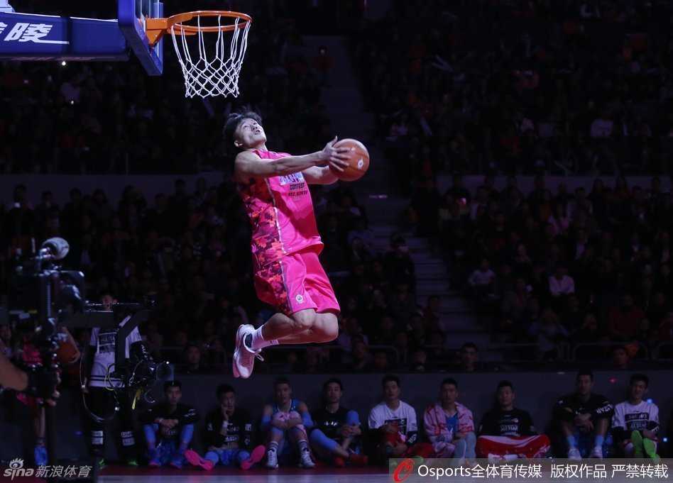 夺冠后的王潼笑容灿烂，与上海队的好友们围在一起庆祝，彼此击掌相庆，享受着胜利的喜悦