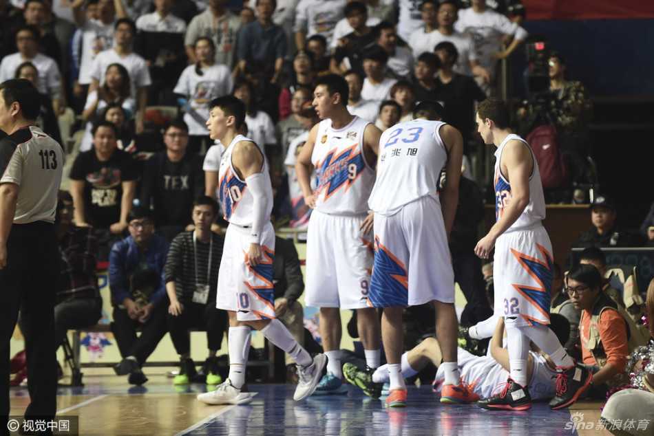 汗水浸透了球衣，睢冉与队友紧紧相拥，无需言语，男人的友谊和战斗的情谊在这一刻凝固。