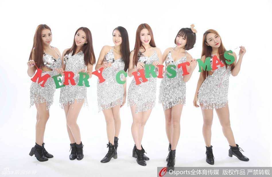 一位啦啦队员专注地抛起气球，专注的神情里藏着少女般的俏皮和期待