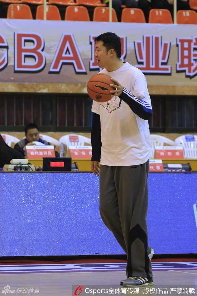 面对对方外援的强力防守，吉林队崔晋铭机警地运球突破，他闪电般地变向过掉防守人，直杀篮下准备上篮。