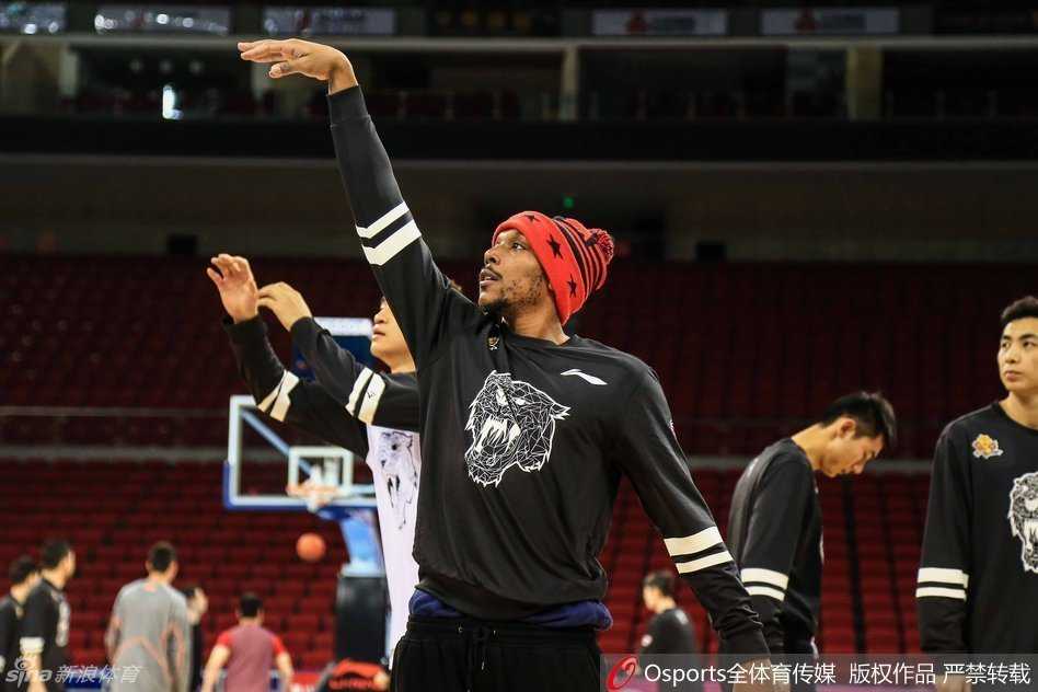 身高臂长的拉莫斯正在进行拉伸热身，庞大的身躯展现出不为人知的柔韧性，一丝不苟