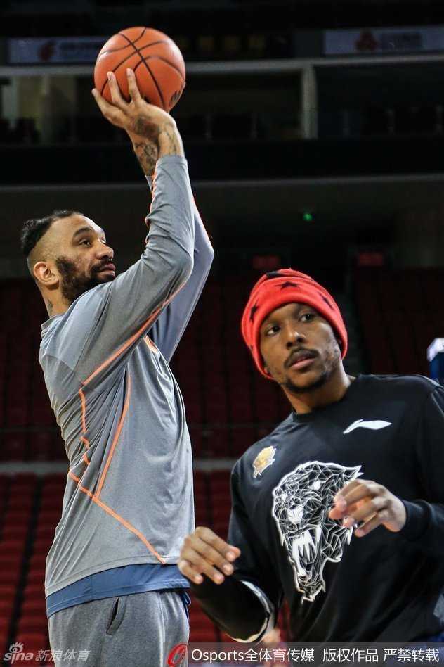 钟诚专注地进行压腿热身，为即将到来的激烈身体对抗做足准备，神态沉稳如山