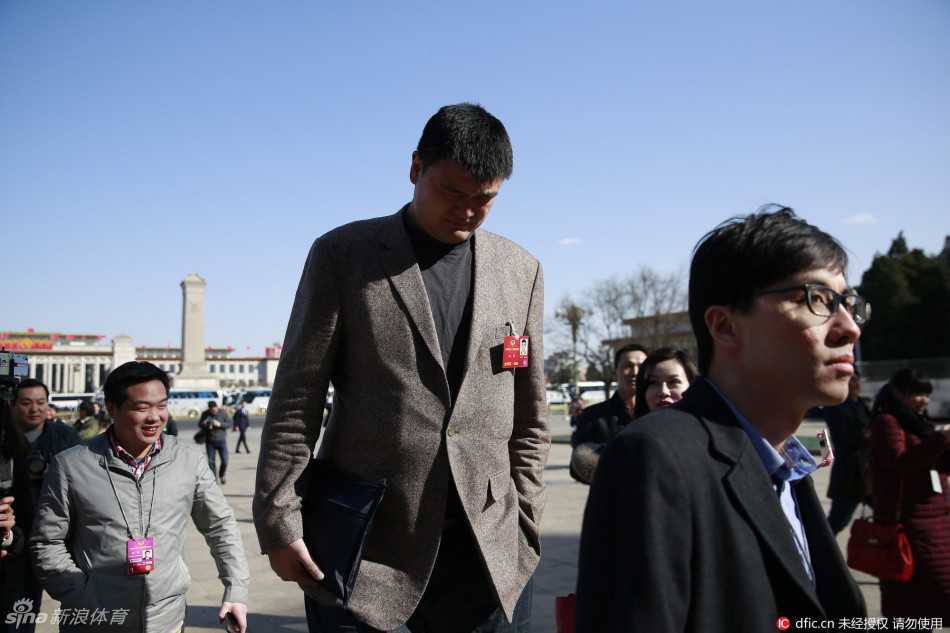 从停车场到大会堂台阶，姚明的周围形成了一个奇特的人墙，记者们环绕在他胸口以下，随着他的步伐整体挪动，仿佛一场无声的突围战。