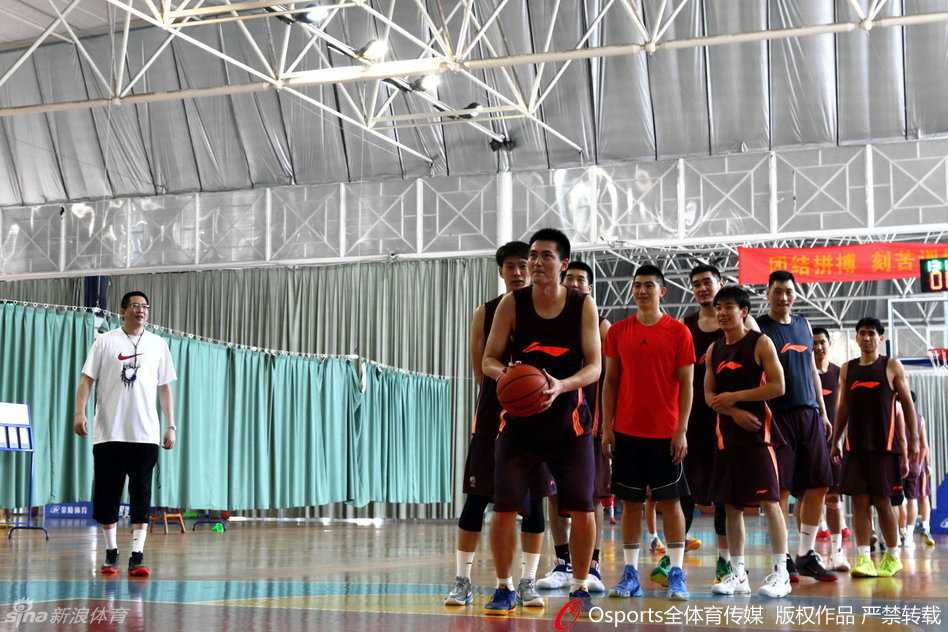 胡卫东指导目光如炬，紧盯着弟子们的投篮手型，仿佛要将自己当年“中国乔丹”的精准手感通过眼神传递给每一位同曦队员。