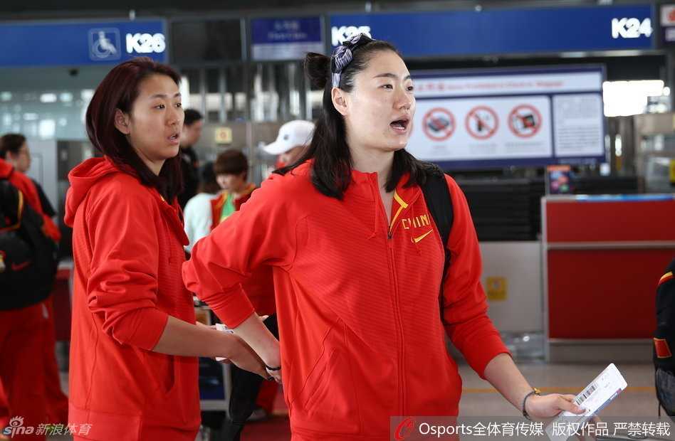 李珊珊、高颂和露雯三位女篮队员在场边并肩而立，神情专注地观看着队友训练，默契十足。