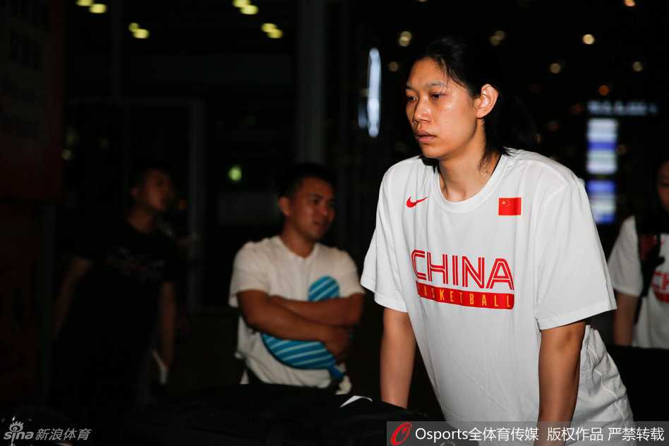 训练间隙，邵婷、吴迪等队员聚精会神地聆听战术布置，她们的脸上还挂着汗水，青春的朝气与对胜利的渴望呼之欲出。