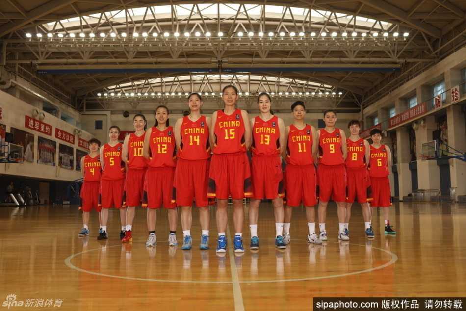 中国女篮全家福站成锐利V字阵型，主教练马赫居间，队员们眼神坚毅如剑指里约