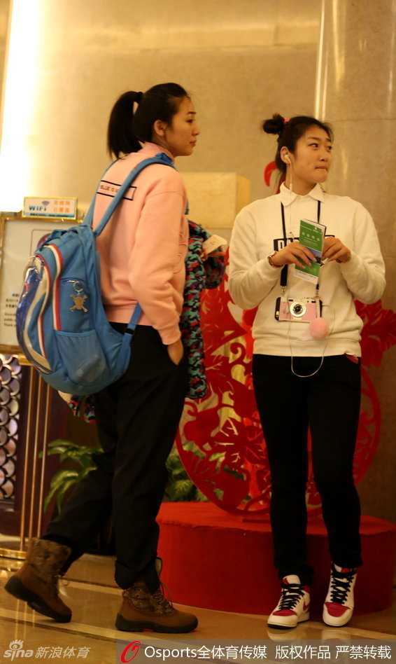 女篮国手赵爽在训练场边悠然回眸，发丝轻扬，眼神清澈透亮宛如邻家学姐