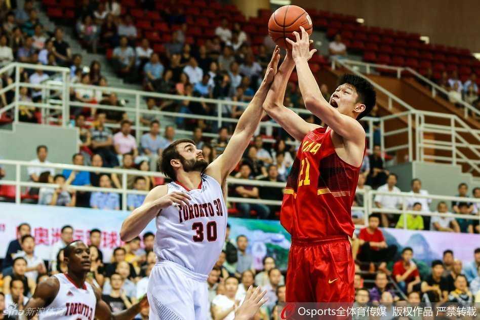 在五棵松体育馆璀璨的灯光下，中国队出场仪式上，胡金秋神情严肃地拍胸宣誓，身旁的队友们眼神坚毅，仿佛一头头即将出闸的猛兽，准备在家门口捍卫主场荣耀。