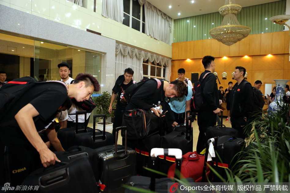 等待办理入住手续的间隙，丁彦雨航、李慕豪、王汝恒和赵岩昊四人低头看着手机，或许是在向家人报平安，也或许是队友间分享着即将开始集训的轻松一刻。