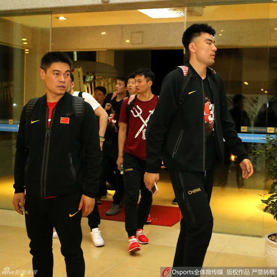 周鹏、李晓旭和睢冉三人一同抵达，作为球队防守端的重要力量，他们的到来让国家队的战术体系更加完整，三人目光坚毅，仿佛已对即将到来的艰苦训练做好了心理建设。