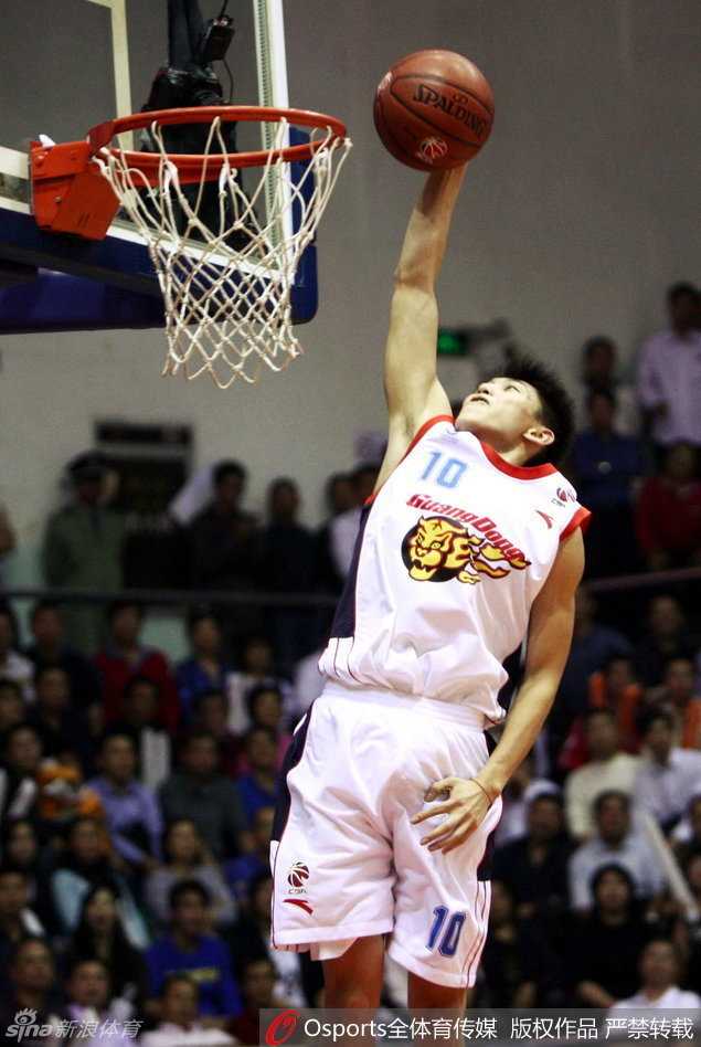 比赛中刘晓宇表情刚毅咬牙坚持，汗水顺着脸颊流下，展现了硬汉本色