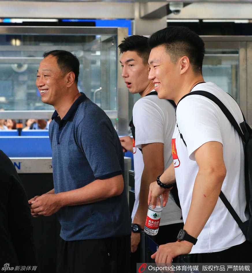 李根拿起水瓶仰头喝水，汗珠挂在脸上，这一刻的“口渴了”是对抗酷热训练的最真实写照