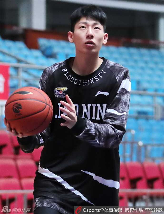 训练结束后，兰多夫搂着年轻中锋卫猛，用手比划着防守站位，倾囊相授