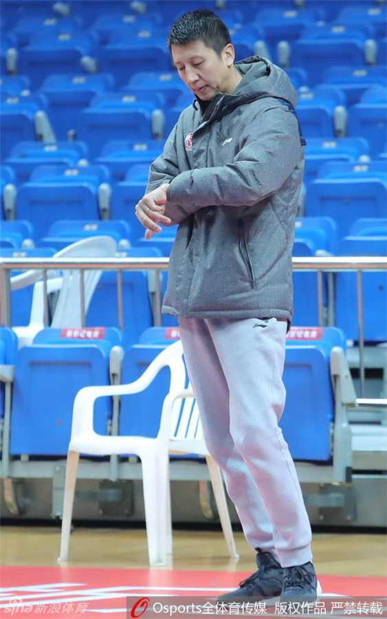 助理教练手持专业秒表，目光紧锁球场，精确记录每组对抗的净打时间，分秒必争