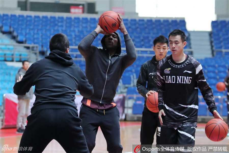 辽宁队内对抗赛火药味十足，兰多夫在韩德君头上强硬摘板，肌肉碰撞声清晰可闻